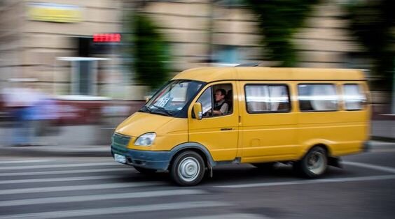  Закрывая дверь в квартиру, обнаружил что Алена забыла пакет. -Вот раззява! – выругался я и помчался за ней. Барышня стояла на остановке в ожидании маршрутки и трандела по телефону.-4